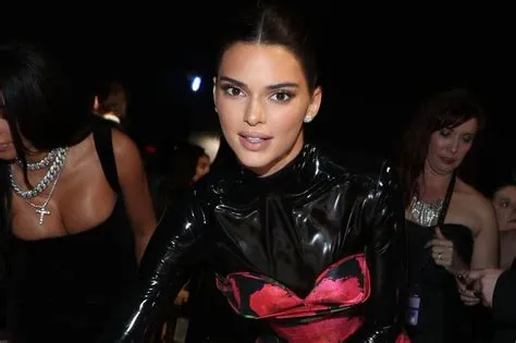 La Grande Fête de Kendall Jenner: Un Carnaval Inoubliable en Coeur de Paris!