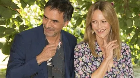 Le Gala de la Mode Extraterrestre: Un Voyage Audacieux avec Vanessa Paradis